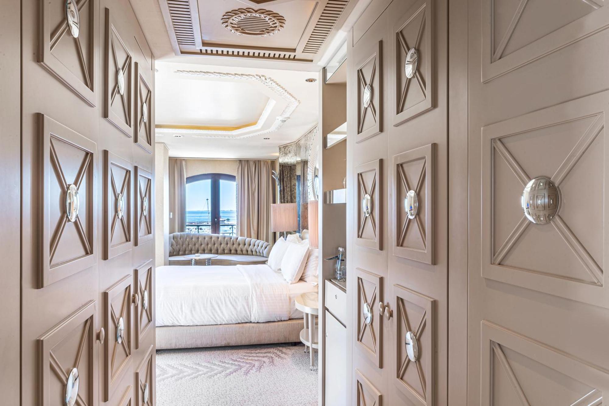 Wyndham Grand Istanbul Kalamis Marina Hotel Экстерьер фото A guest room at the Four Seasons Hotel